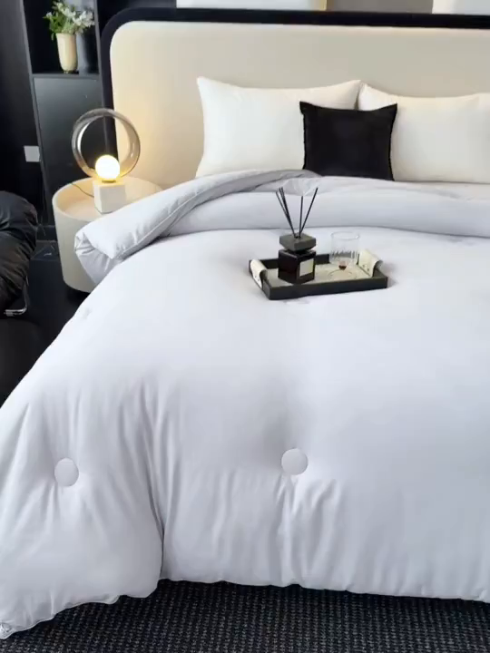 91家纺网 家纺一手货源 找家纺 蓝雀翎 2025新款刺绣羊绒蛋白锁温被被子被芯 月光灰