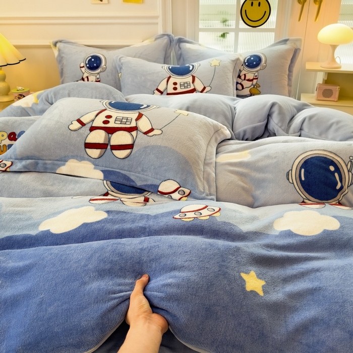 91家纺网 家纺一手货源 找家纺 丝羽坊 2025新款200克加厚小清新牛奶绒床单款 床笠款四件套 被套 太空漫步