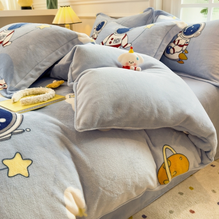 91家纺网 家纺一手货源 找家纺 丝羽坊 2025新款200克加厚小清新牛奶绒床单款 床笠款四件套 被套 太空漫步