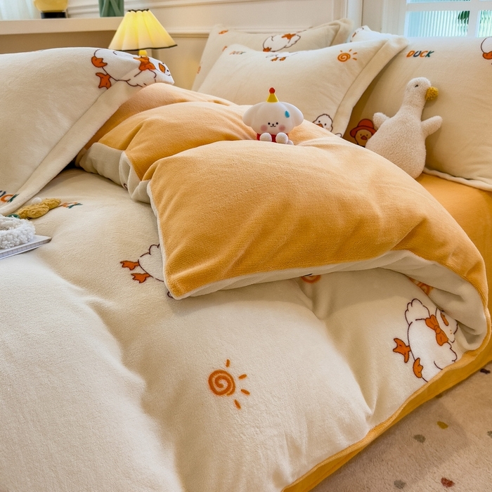91家纺网 家纺一手货源 找家纺 丝羽坊 2025新款200克加厚小清新牛奶绒床单款 床笠款四件套 被套 小黄鸭
