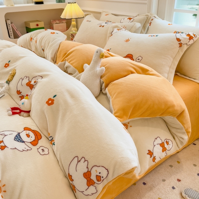 91家纺网 家纺一手货源 找家纺 丝羽坊 2025新款200克加厚小清新牛奶绒床单款 床笠款四件套 被套 小黄鸭