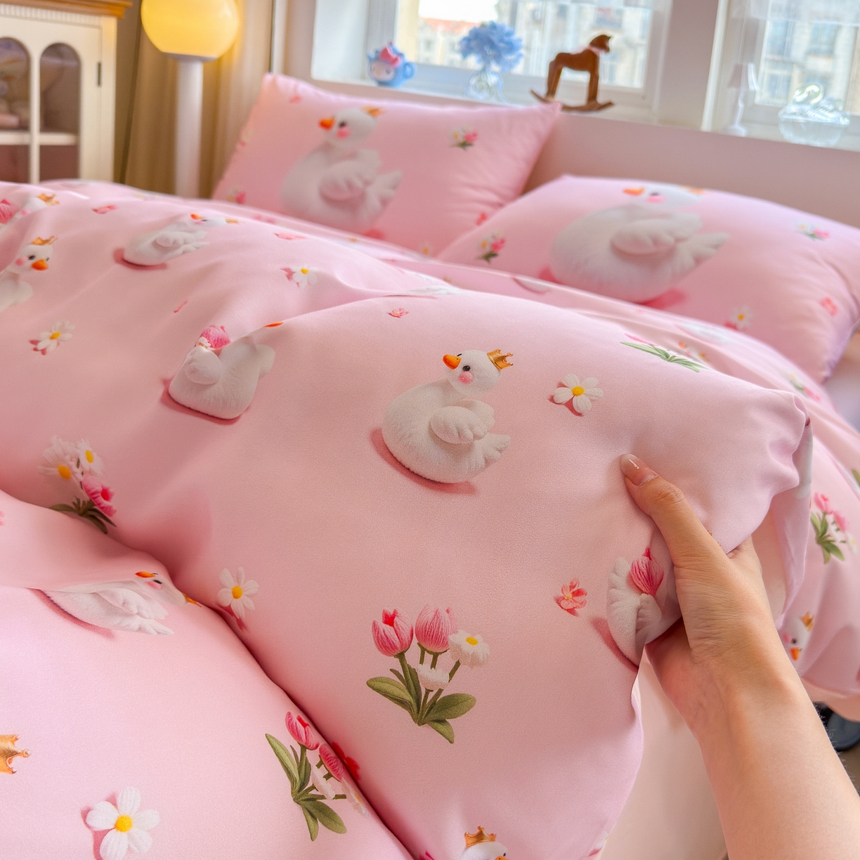 91家纺网 家纺一手货源 找家纺 优卡迪家纺馆 2025新款110克5D数码印花四件套 白天鹅