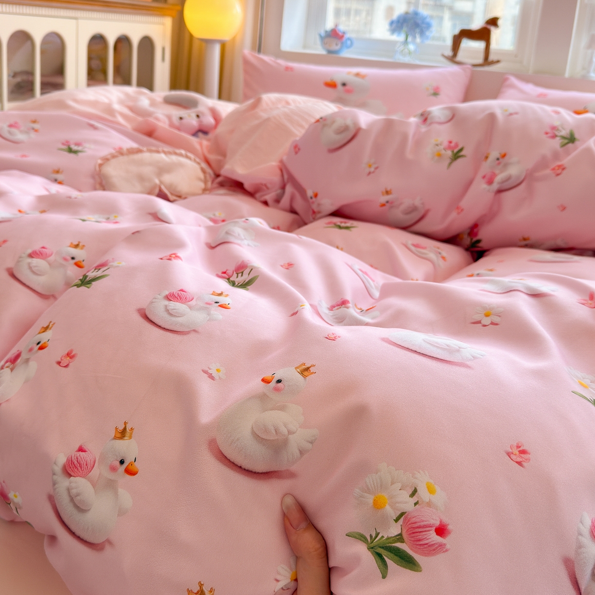 91家纺网 家纺一手货源 找家纺 优卡迪家纺馆 2025新款110克5D数码印花四件套 白天鹅