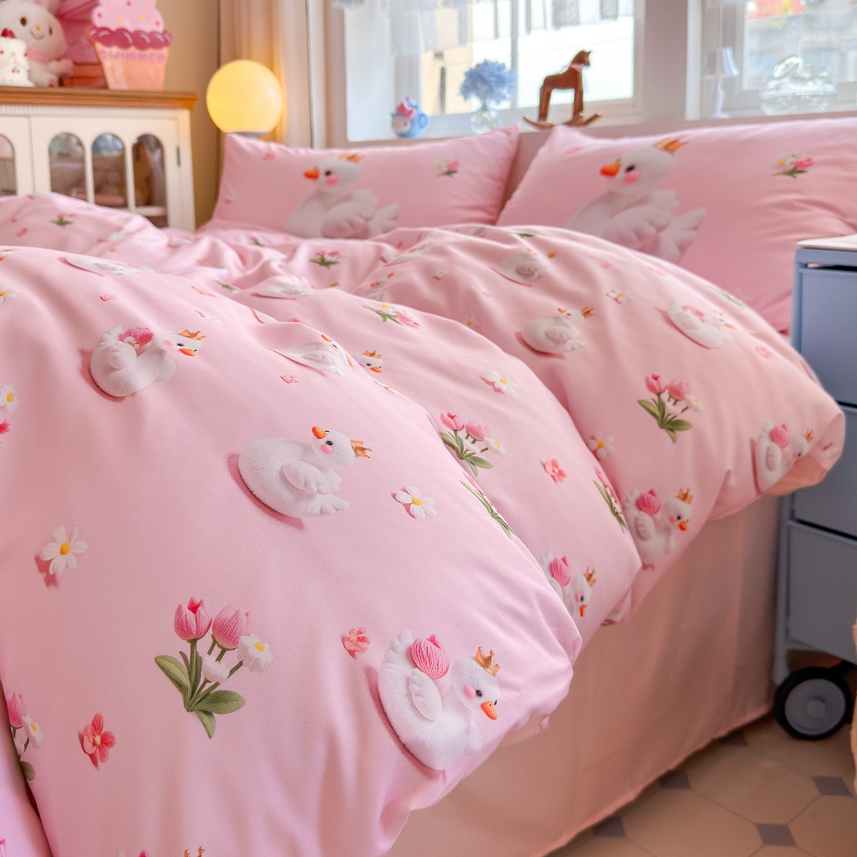 91家纺网 家纺一手货源 找家纺 优卡迪家纺馆 2025新款110克5D数码印花四件套 白天鹅