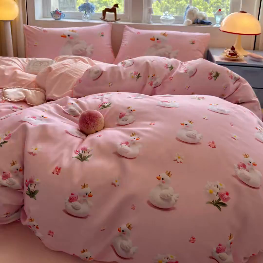 91家纺网 家纺一手货源 找家纺 优卡迪家纺馆 2025新款110克5D数码印花四件套 白天鹅