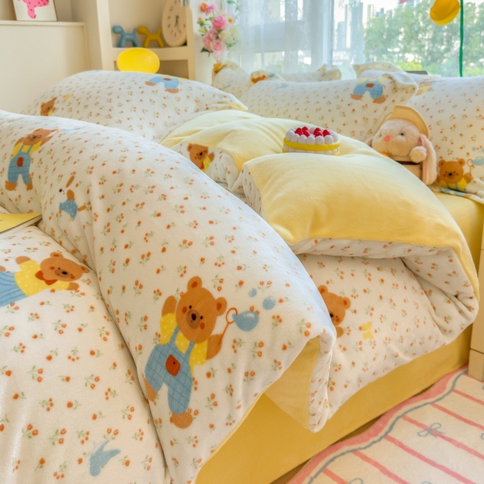 91家纺网 家纺一手货源 找家纺 丝羽坊 2025新款200克加厚小清新牛奶绒床单款 床笠款四件套 被套 小熊假日