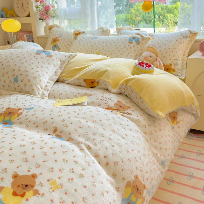 91家纺网 家纺一手货源 找家纺 丝羽坊 2025新款200克加厚小清新牛奶绒床单款 床笠款四件套 被套 小熊假日