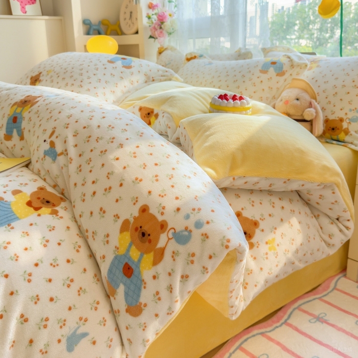 91家纺网 家纺一手货源 找家纺 丝羽坊 2025新款200克加厚小清新牛奶绒床单款 床笠款四件套 被套 小熊假日