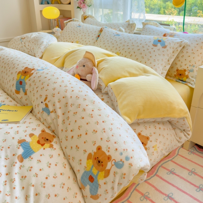 91家纺网 家纺一手货源 找家纺 丝羽坊 2025新款200克加厚小清新牛奶绒床单款 床笠款四件套 被套 小熊假日