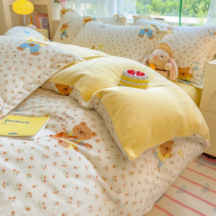 91家纺网 家纺一手货源 找家纺 丝羽坊 2025新款200克加厚小清新牛奶绒床单款 床笠款四件套 被套 小熊假日