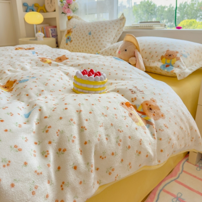 91家纺网 家纺一手货源 找家纺 丝羽坊 2025新款200克加厚小清新牛奶绒床单款 床笠款四件套 被套 小熊假日