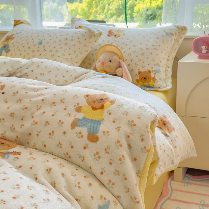 91家纺网 家纺一手货源 找家纺 丝羽坊 2025新款200克加厚小清新牛奶绒床单款 床笠款四件套 被套 小熊假日