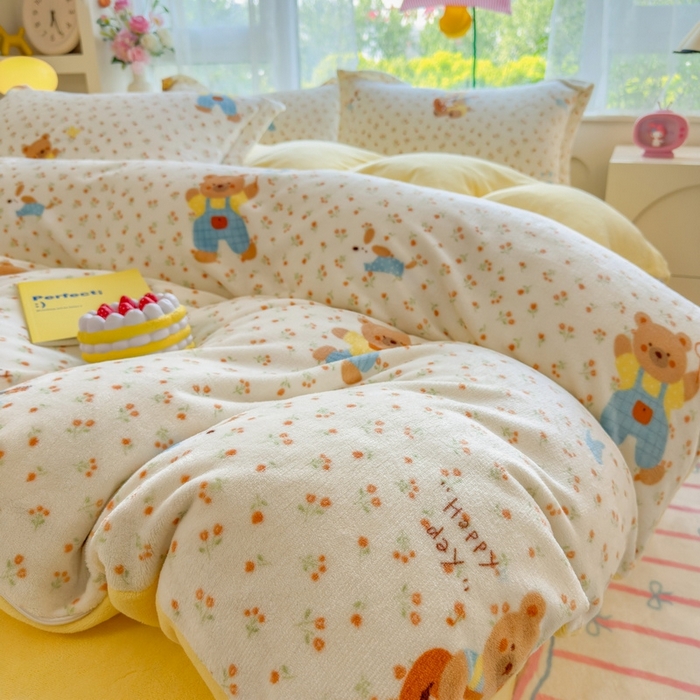 91家纺网 家纺一手货源 找家纺 丝羽坊 2025新款200克加厚小清新牛奶绒床单款 床笠款四件套 被套 小熊假日