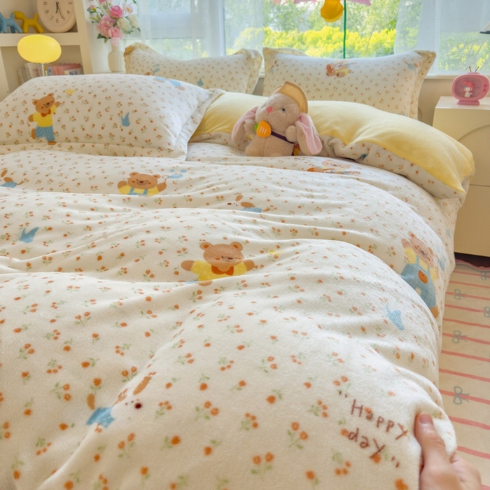 91家纺网 家纺一手货源 找家纺 丝羽坊 2025新款200克加厚小清新牛奶绒床单款 床笠款四件套 被套 小熊假日