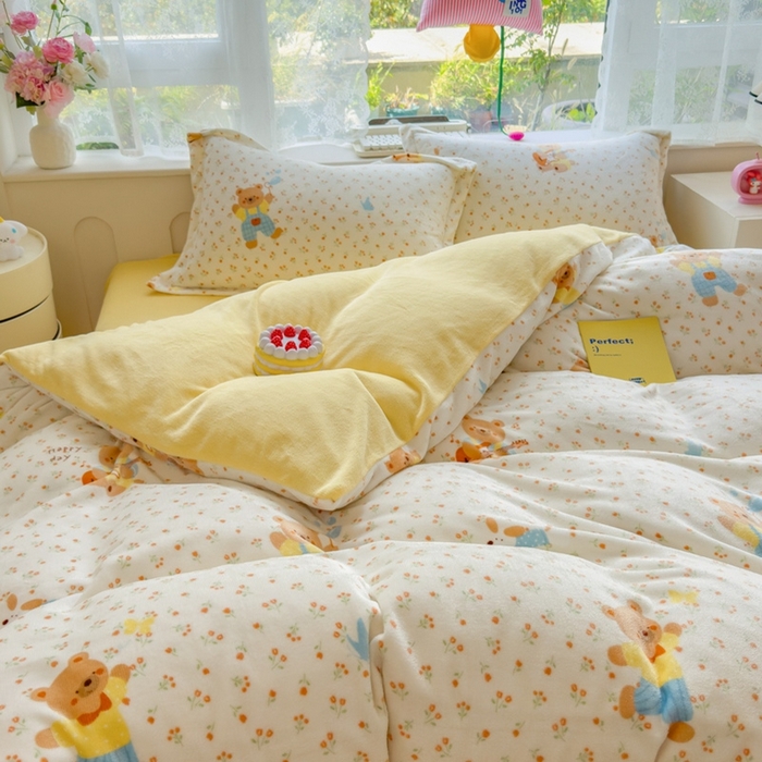 91家纺网 家纺一手货源 找家纺 丝羽坊 2025新款200克加厚小清新牛奶绒床单款 床笠款四件套 被套 小熊假日