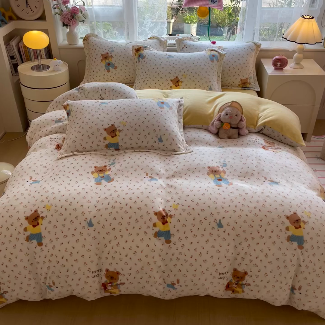 91家纺网 家纺一手货源 找家纺 丝羽坊 2025新款200克加厚小清新牛奶绒床单款 床笠款四件套 被套 小熊假日