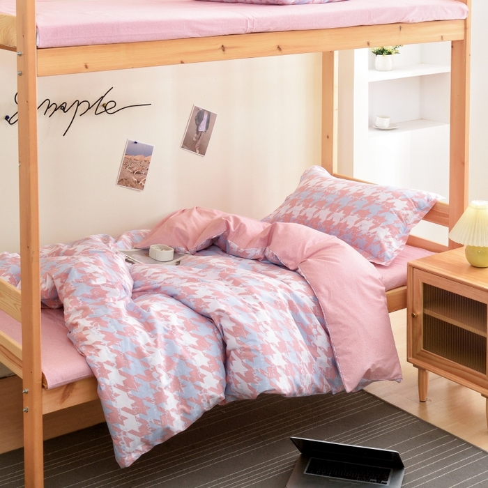 91家纺网 家纺一手货源 找家纺 梦洋家纺 2025新款色布学生款三件套系列--印花款 记忆—粉