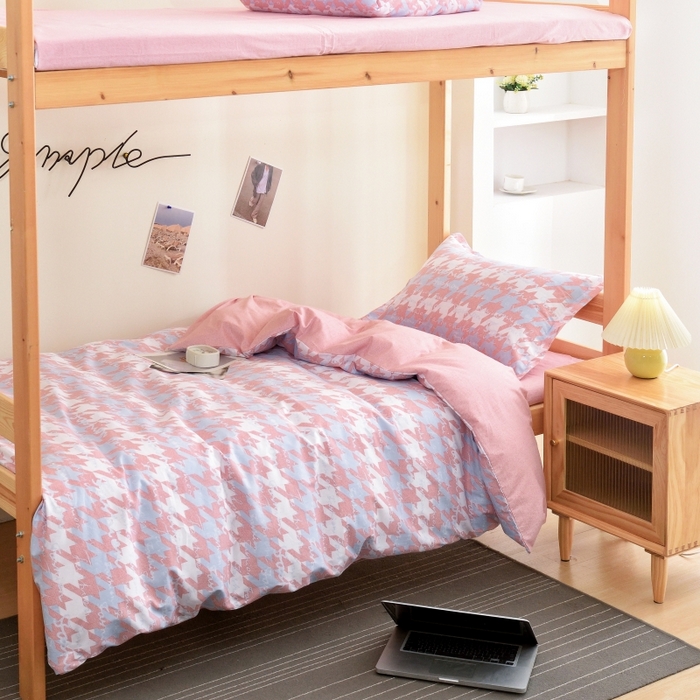 91家纺网 家纺一手货源 找家纺 梦洋家纺 2025新款色布学生款三件套系列--印花款 记忆—粉