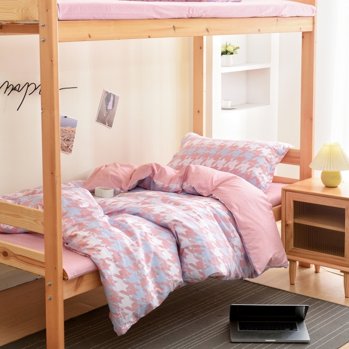 91家纺网 家纺一手货源 找家纺 梦洋家纺 2025新款色布学生款三件套系列--印花款 记忆—粉