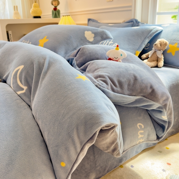 91家纺网 家纺一手货源 找家纺 丝羽坊 2025新款200克加厚小清新牛奶绒床单款 床笠款四件套 被套 星空物语