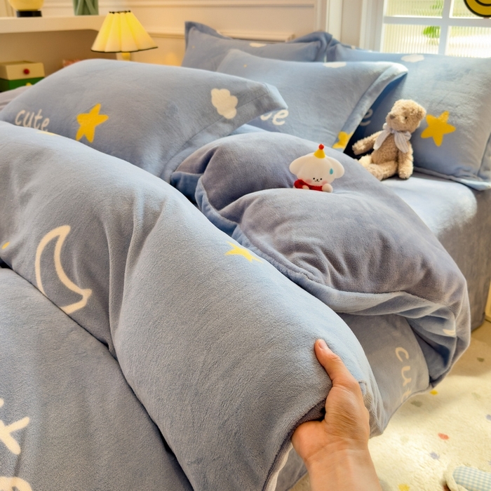 91家纺网 家纺一手货源 找家纺 丝羽坊 2025新款200克加厚小清新牛奶绒床单款 床笠款四件套 被套 星空物语