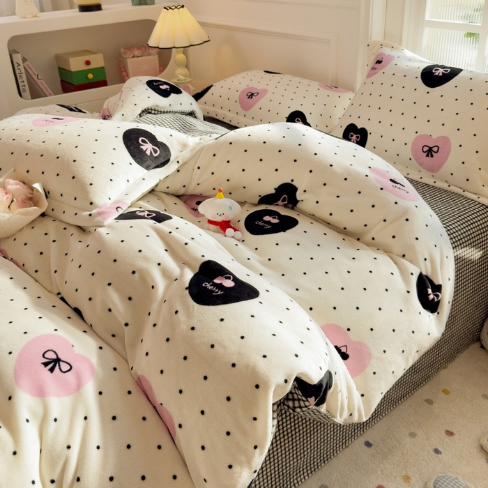 91家纺网 家纺一手货源 找家纺 丝羽坊 2025新款200克加厚小清新牛奶绒床单款 床笠款四件套 被套 伊心恋