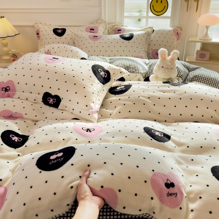 91家纺网 家纺一手货源 找家纺 丝羽坊 2025新款200克加厚小清新牛奶绒床单款 床笠款四件套 被套 伊心恋