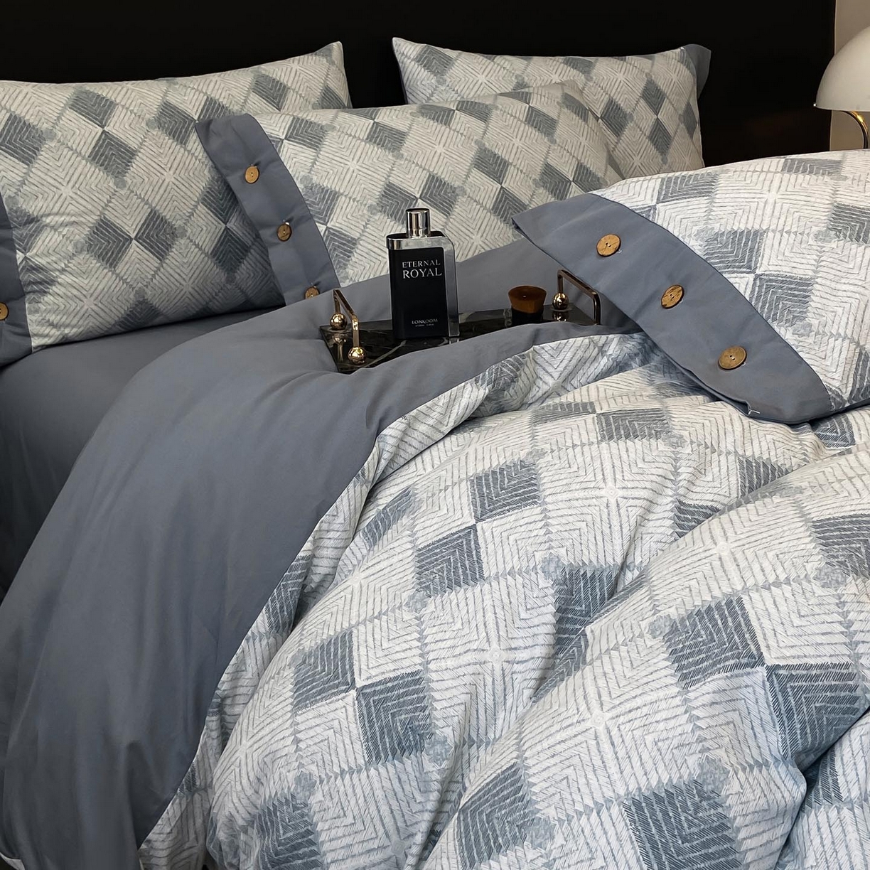 91家纺网 家纺一手货源 找家纺 麦田家纺 2025新款全棉纯棉轻奢加厚磨毛纽扣款四件套 格律时尚