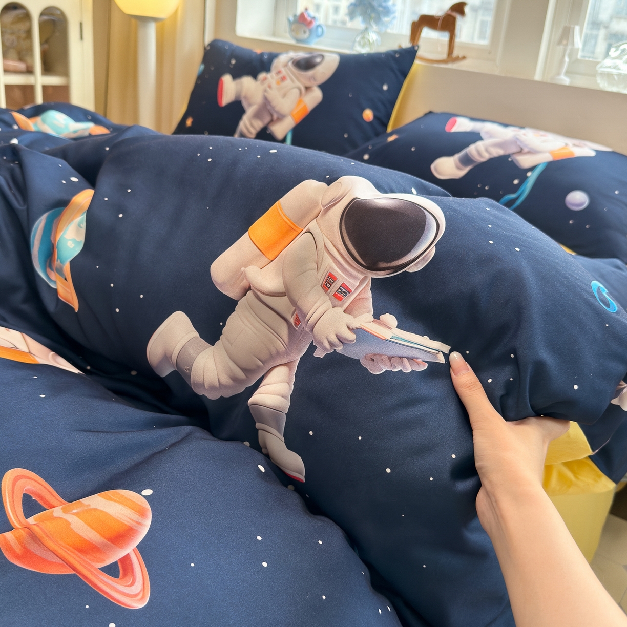 91家纺网 家纺一手货源 找家纺 优卡迪家纺馆 2025新款110克5D数码印花四件套 太空旅行