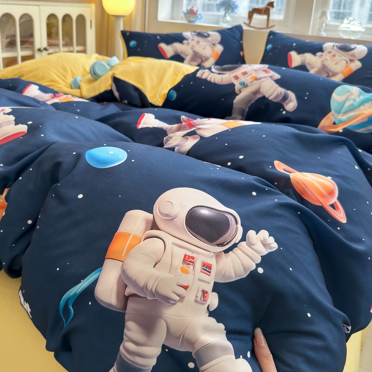 91家纺网 家纺一手货源 找家纺 优卡迪家纺馆 2025新款110克5D数码印花四件套 太空旅行