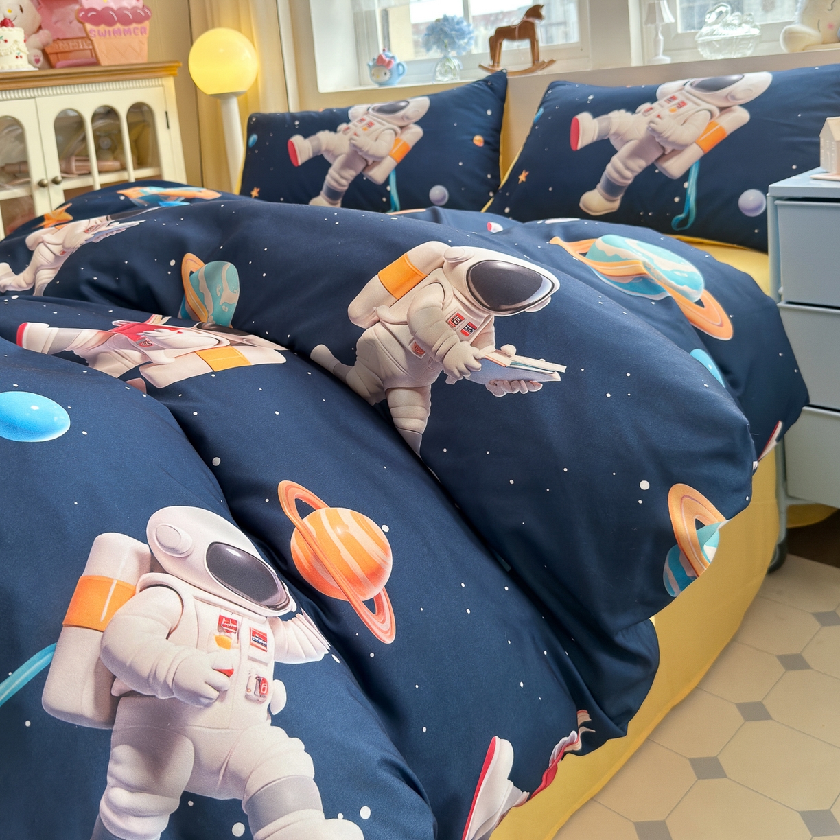 91家纺网 家纺一手货源 找家纺 优卡迪家纺馆 2025新款110克5D数码印花四件套 太空旅行