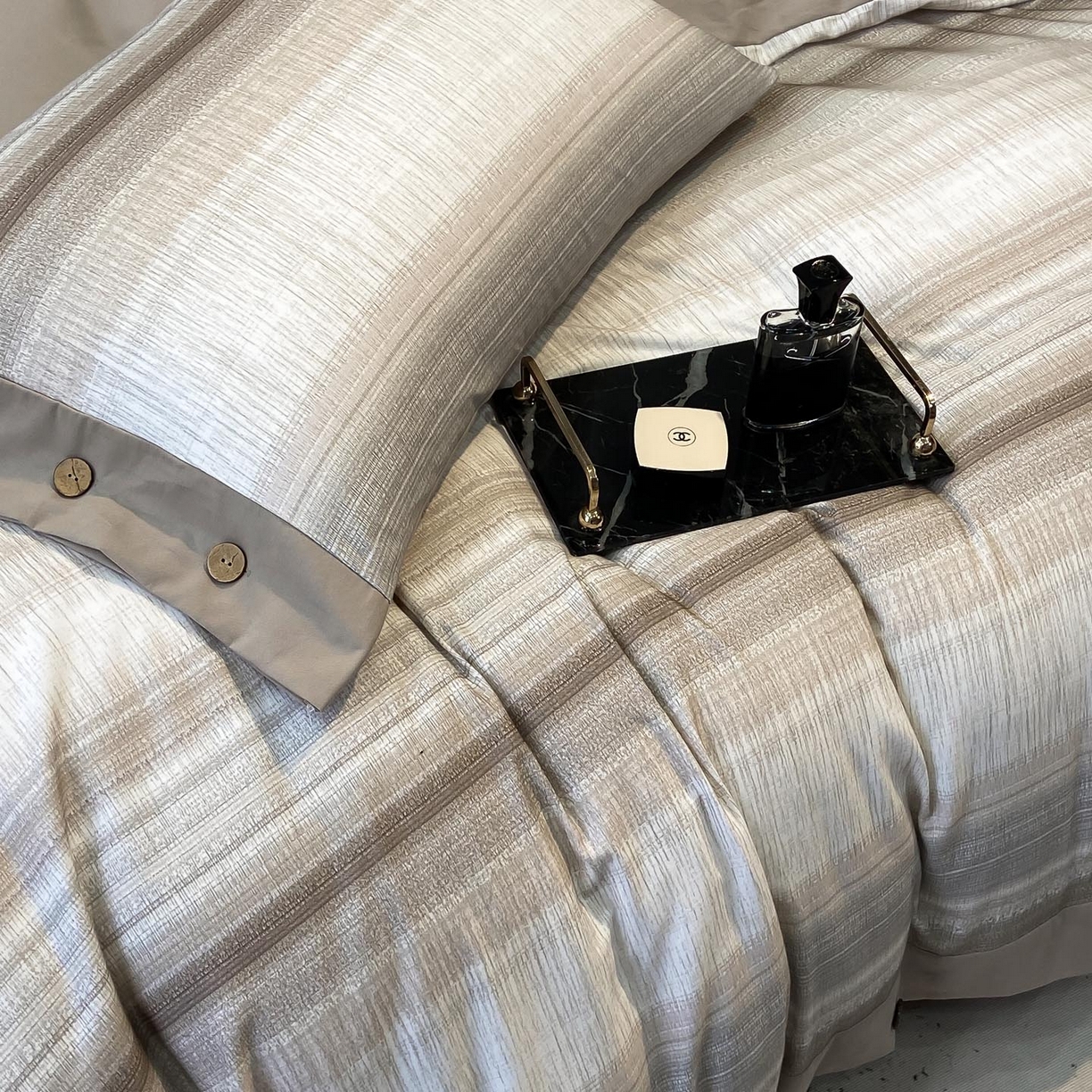 91家纺网 家纺一手货源 找家纺 麦田家纺 2025新款全棉纯棉轻奢加厚磨毛纽扣款四件套 光遇-咖