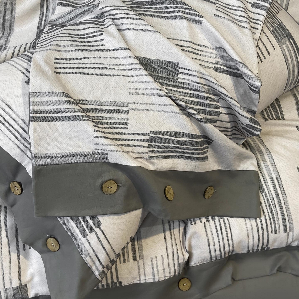 91家纺网 家纺一手货源 找家纺 麦田家纺 2025新款全棉纯棉轻奢加厚磨毛纽扣款四件套 品思-灰