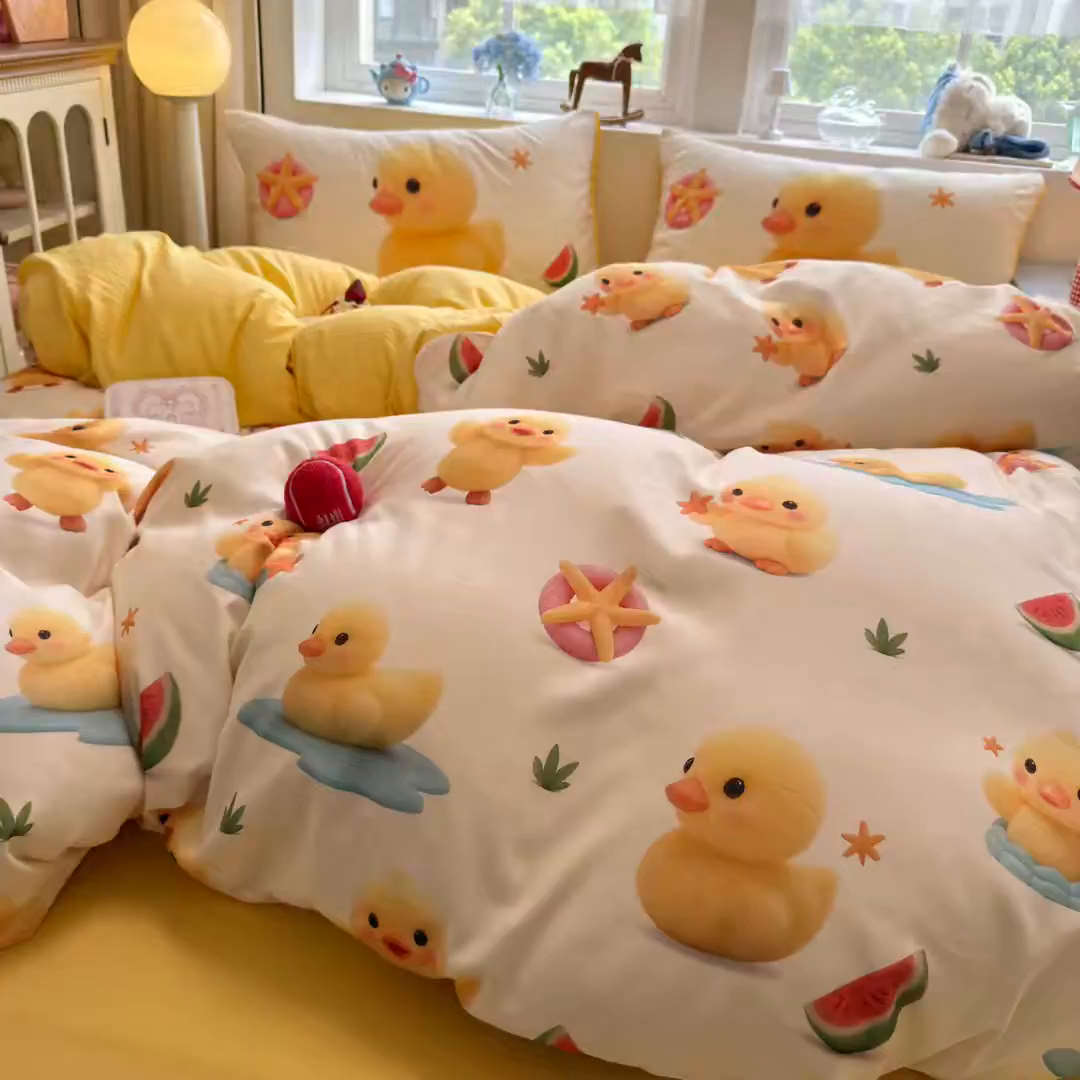 91家纺网 家纺一手货源 找家纺 优卡迪家纺馆 2025新款110克5D数码印花四件套 小黄鸭