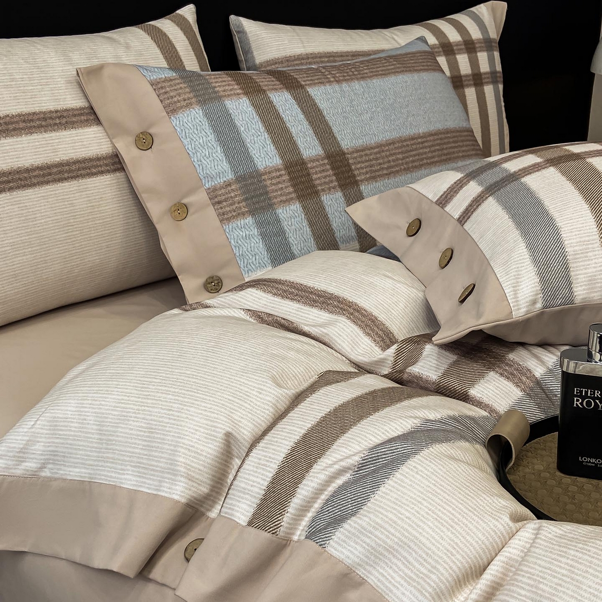 91家纺网 家纺一手货源 找家纺 麦田家纺 2025新款全棉纯棉轻奢加厚磨毛纽扣款四件套 千屿-卡其