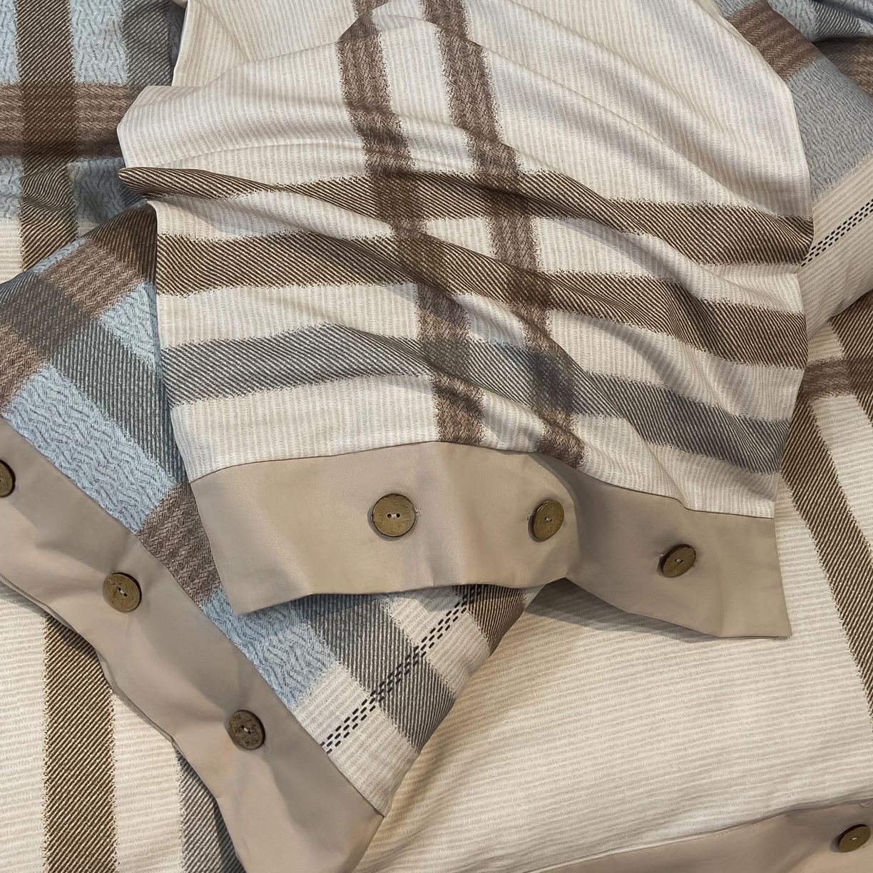 91家纺网 家纺一手货源 找家纺 麦田家纺 2025新款全棉纯棉轻奢加厚磨毛纽扣款四件套 千屿-卡其