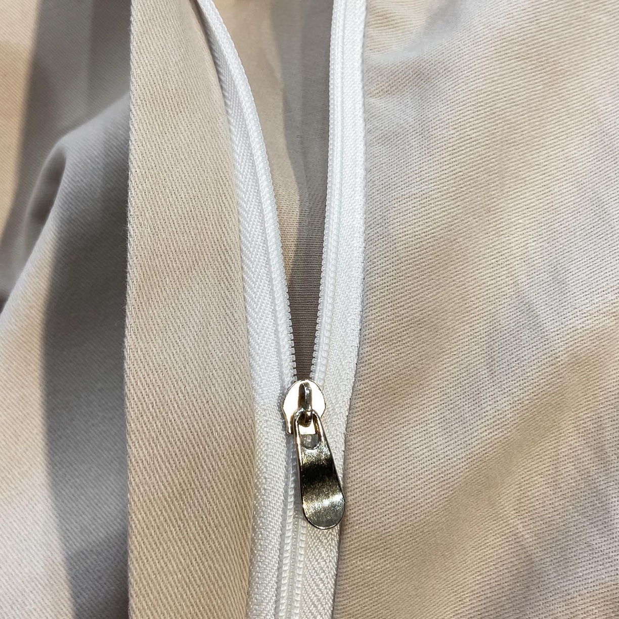 91家纺网 家纺一手货源 找家纺 麦田家纺 2025新款全棉纯棉轻奢加厚磨毛纽扣款四件套 千屿-卡其