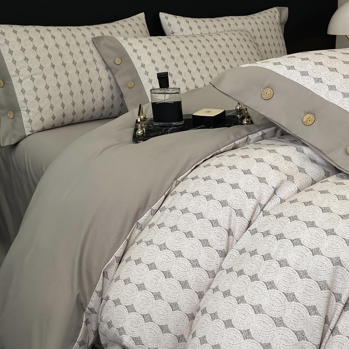 91家纺网 家纺一手货源 找家纺 麦田家纺 2025新款全棉纯棉轻奢加厚磨毛纽扣款四件套 拾光-灰