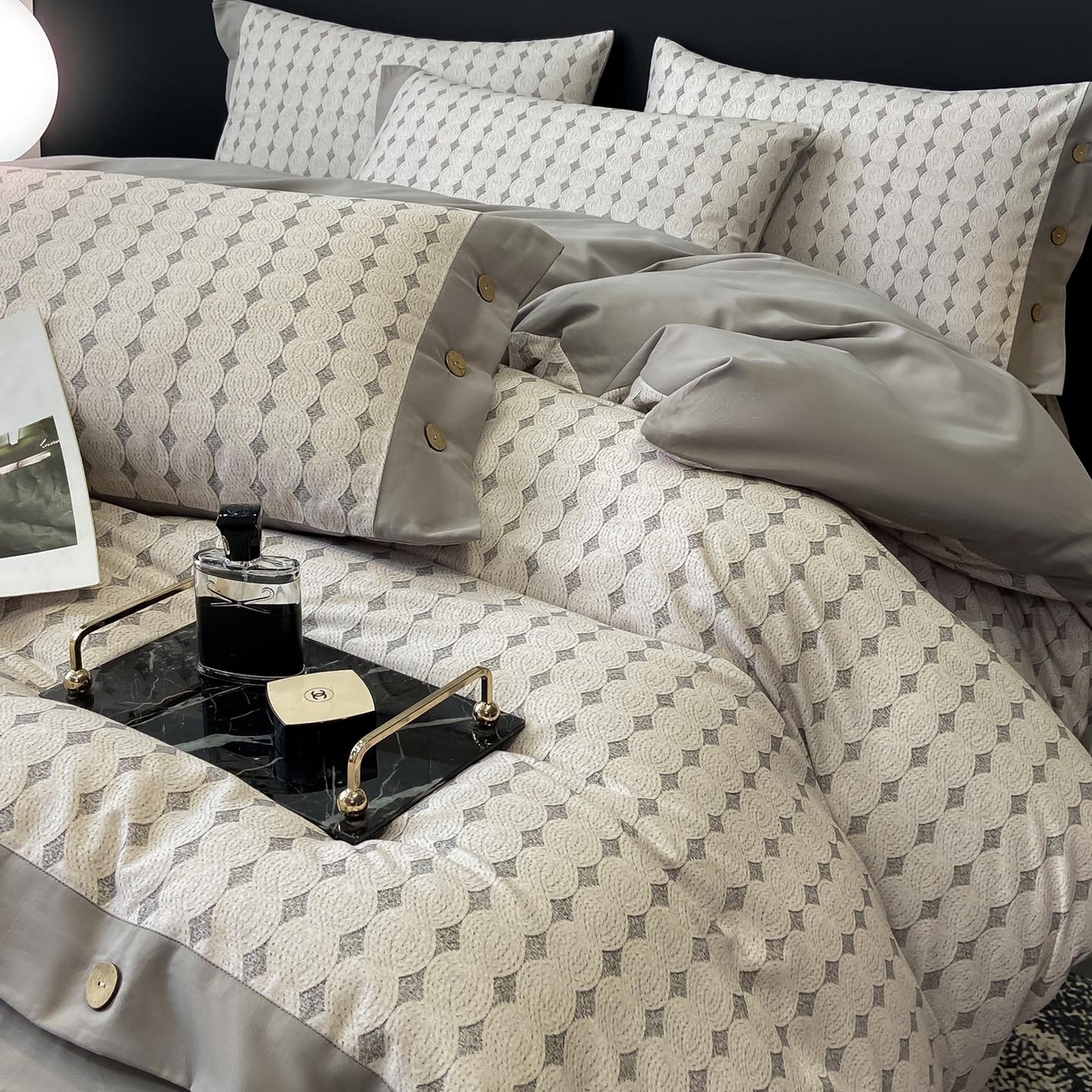 91家纺网 家纺一手货源 找家纺 麦田家纺 2025新款全棉纯棉轻奢加厚磨毛纽扣款四件套 拾光-灰