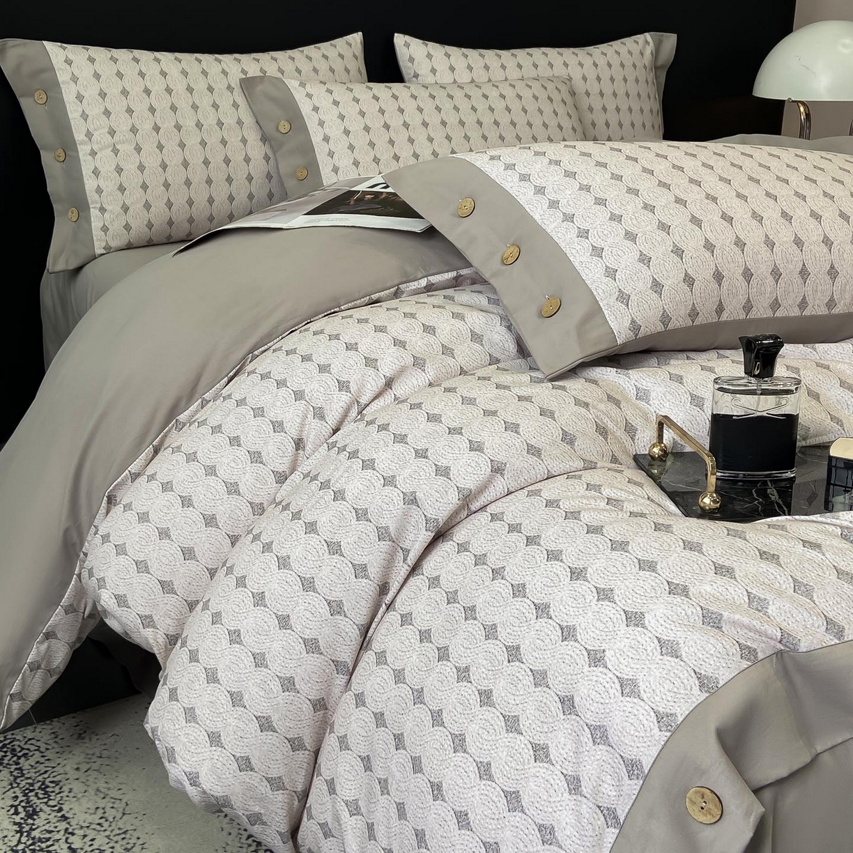 91家纺网 家纺一手货源 找家纺 麦田家纺 2025新款全棉纯棉轻奢加厚磨毛纽扣款四件套 拾光-灰