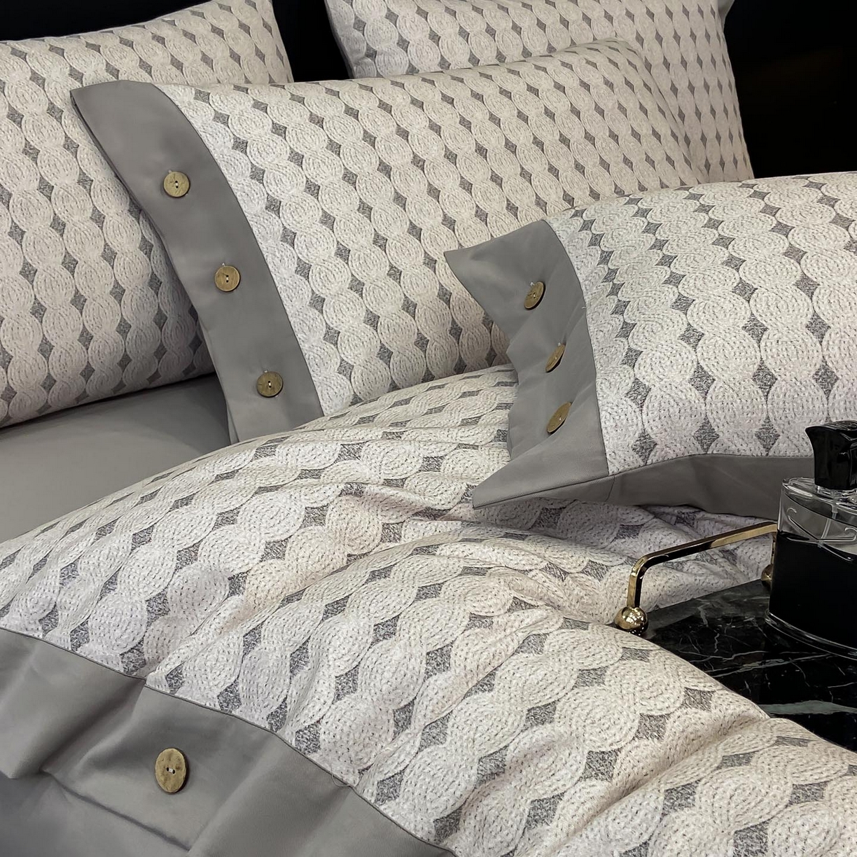 91家纺网 家纺一手货源 找家纺 麦田家纺 2025新款全棉纯棉轻奢加厚磨毛纽扣款四件套 拾光-灰