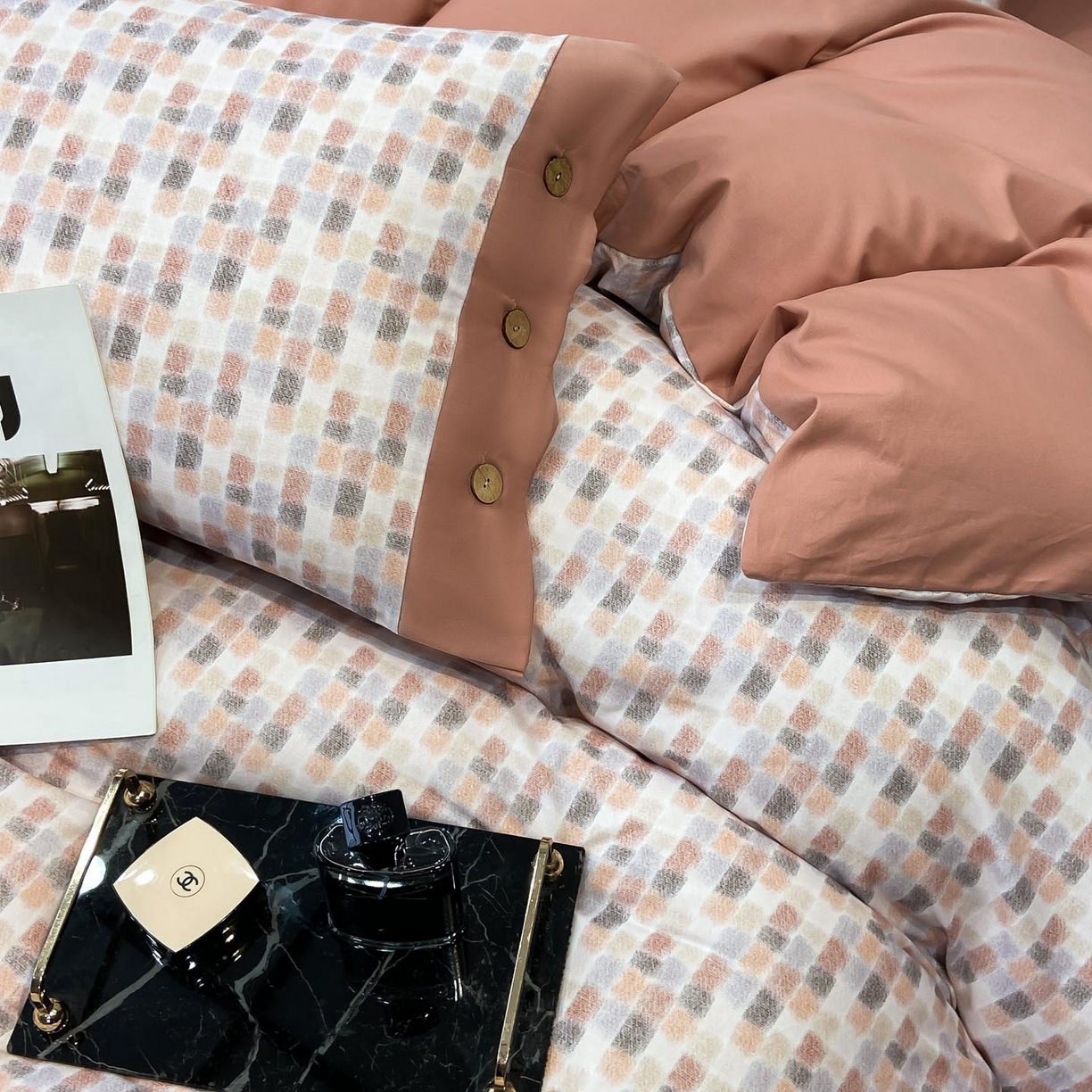 91家纺网 家纺一手货源 找家纺 麦田家纺 2025新款全棉纯棉轻奢加厚磨毛纽扣款四件套 随感-红咖