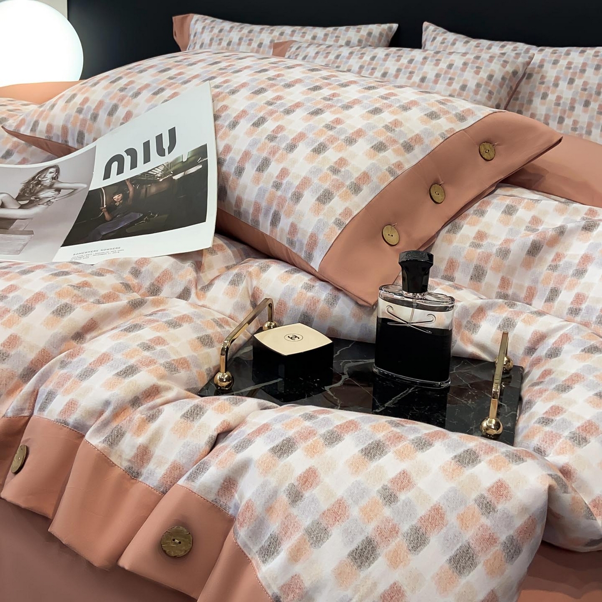 91家纺网 家纺一手货源 找家纺 麦田家纺 2025新款全棉纯棉轻奢加厚磨毛纽扣款四件套 随感-红咖