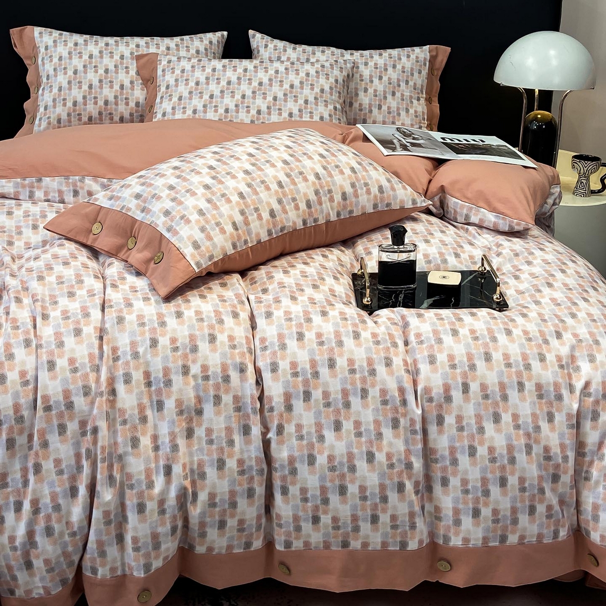 91家纺网 家纺一手货源 找家纺 麦田家纺 2025新款全棉纯棉轻奢加厚磨毛纽扣款四件套 随感-红咖