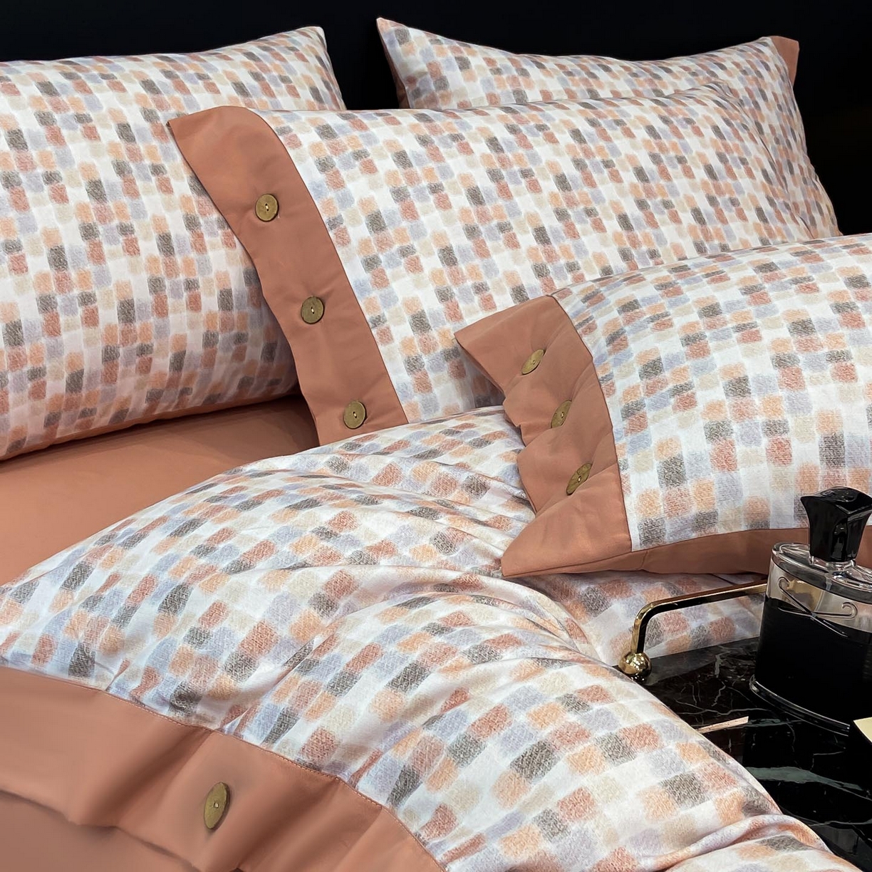 91家纺网 家纺一手货源 找家纺 麦田家纺 2025新款全棉纯棉轻奢加厚磨毛纽扣款四件套 随感-红咖