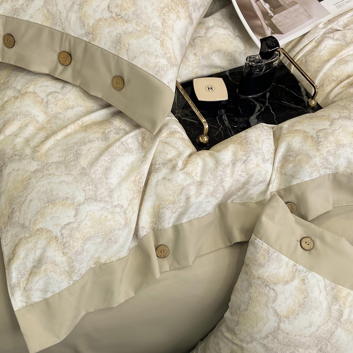 91家纺网 家纺一手货源 找家纺 麦田家纺 2025新款全棉纯棉轻奢加厚磨毛纽扣款四件套 温言-浅咖