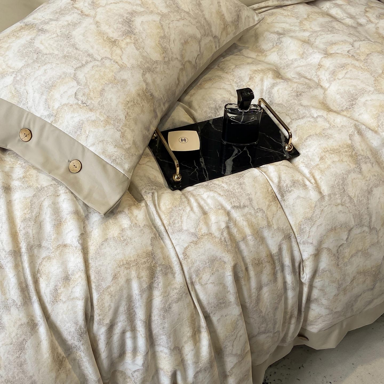 91家纺网 家纺一手货源 找家纺 麦田家纺 2025新款全棉纯棉轻奢加厚磨毛纽扣款四件套 温言-浅咖