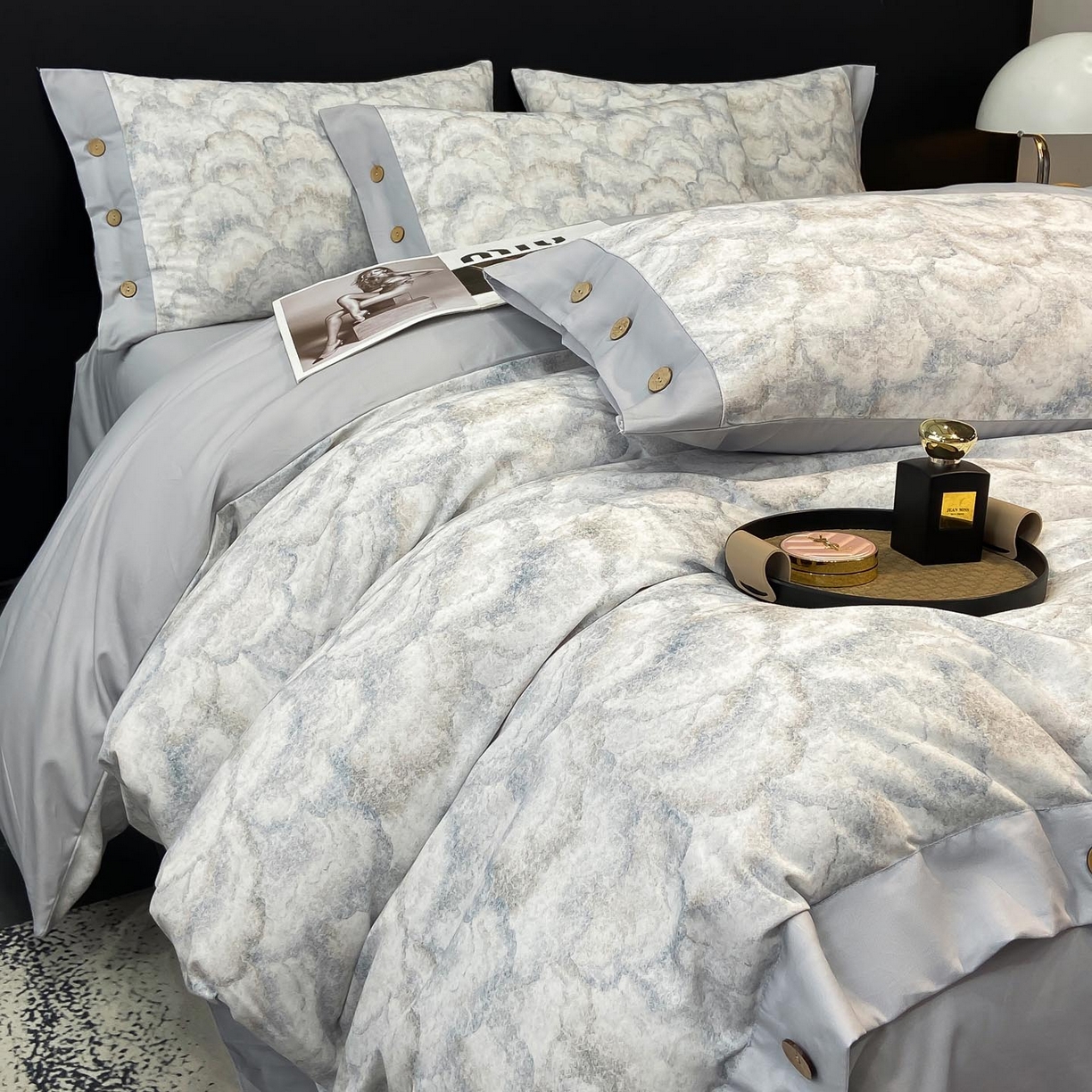 91家纺网 家纺一手货源 找家纺 麦田家纺 2025新款全棉纯棉轻奢加厚磨毛纽扣款四件套 雾林-浅灰