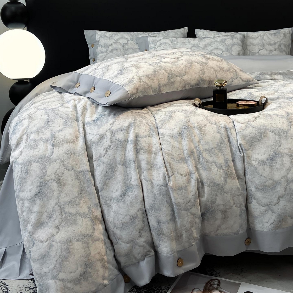 91家纺网 家纺一手货源 找家纺 麦田家纺 2025新款全棉纯棉轻奢加厚磨毛纽扣款四件套 雾林-浅灰