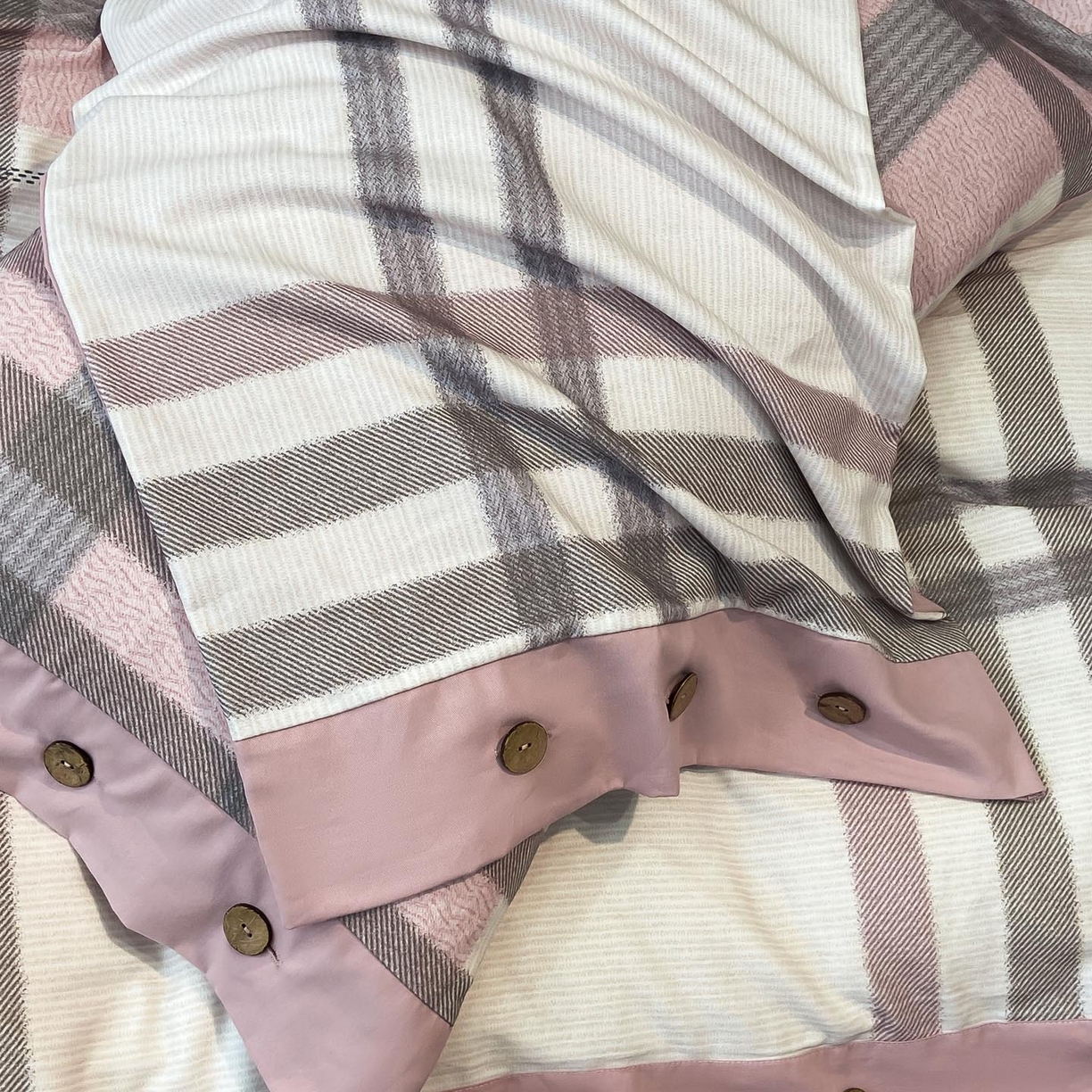 91家纺网 家纺一手货源 找家纺 麦田家纺 2025新款全棉纯棉轻奢加厚磨毛纽扣款四件套 寻山-豆沙